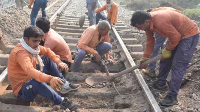 पटरी का रख-रखाव करने वाले कर्मियों को दी जाए इंसुलेटेड पानी की बोतल, रेलवे बोर्ड। फाइल फोटो।