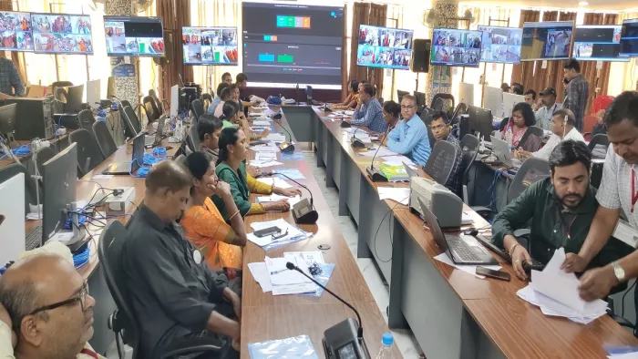 कंट्रोल रूम से मतदान की गतिविधियों पर पैनी नजर।