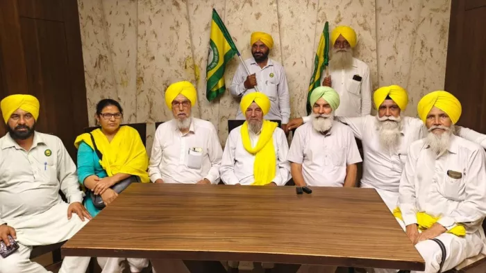 किसानों का शंभू रेलवे ट्रैक पर धरना खत्म, बॉर्डर पर जारी रहेगा आंदोलन