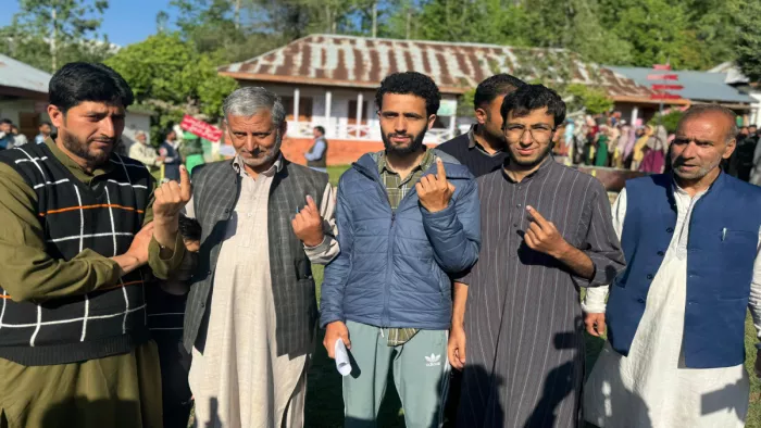 तिहाड़ में बंद निर्दलीय प्रत्याशी इंजीनियर रशीद के परिजनों ने किया मतदान।