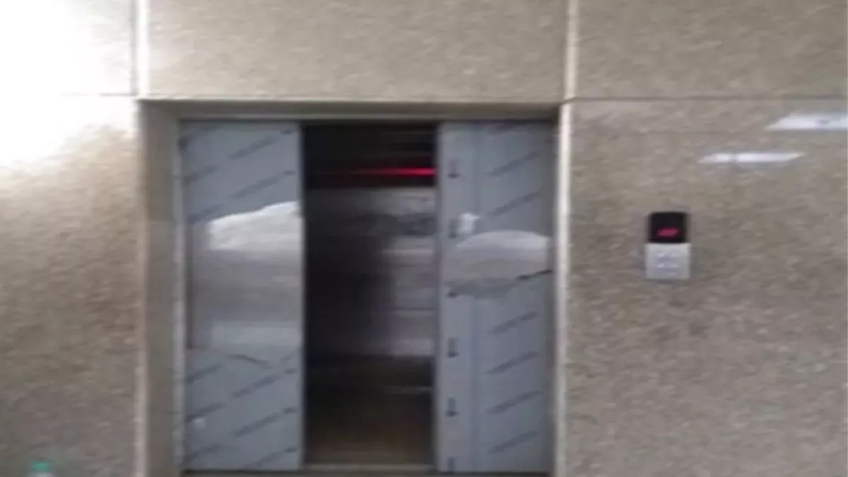 नोएडा में 20 मिनट लिफ्ट में फंसे 10 लोग, बच्ची की बिगड़ी तबीयत