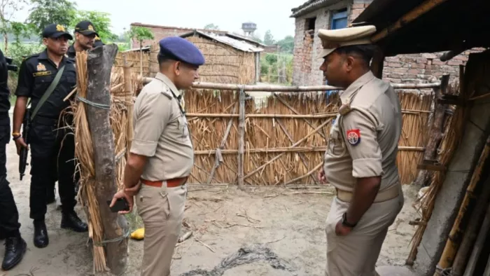 घटनास्थल का निरीक्षण करते एसपी सोमेंद्र मीना (मध्य में)। जागरण