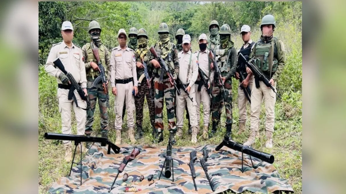 Manipur Violence: मणिपुर में हथियार-गोला बारूद का जखीरा बरामद, गुप्त सूचना पर सेना ने की कार्रवाई; जांच में जुटी पुलिस