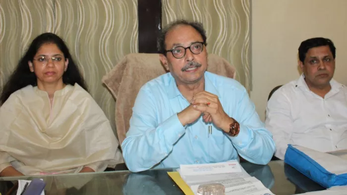 मेरठ कालेज के इग्नू अध्ययन केंद्र में वरिष्ठ क्षेत्रीय निदेशक डा. अमित चतुर्वेदी प्रेस वार्ता कर जानकारी देते हुए जागरण।
