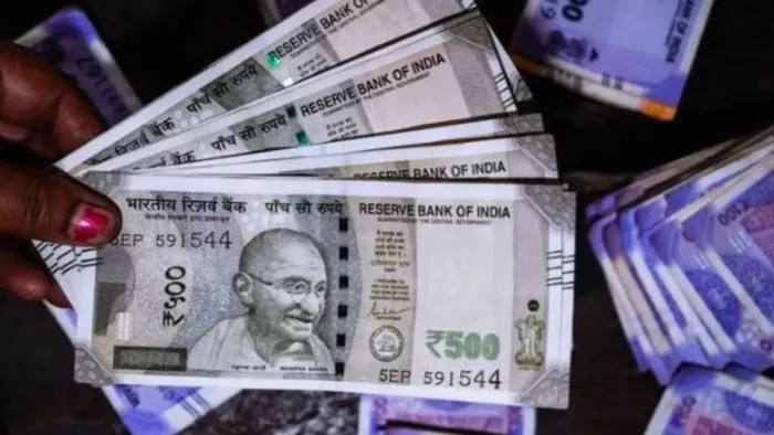 कम समय में मोटी कमाई के चक्कर में गांजा तस्करी कर रहीं महिलाएं (Demo pic)