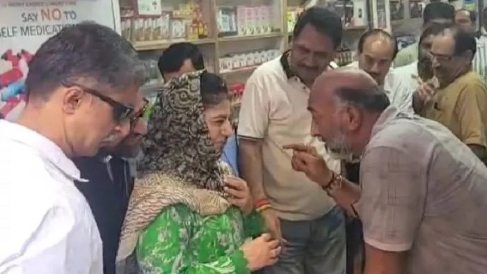 Jammu Kashmir News: राजौरी शहर में दुकानदारों से मुलाकात करती महबूबा मुफ्ती। जागरण