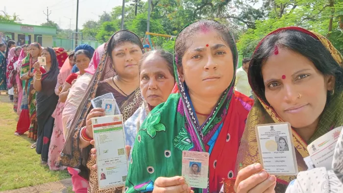 प्लांट साइट हरिहर स्कूल में वोट देने के लिए कतार में खड़ीं महिलाएं