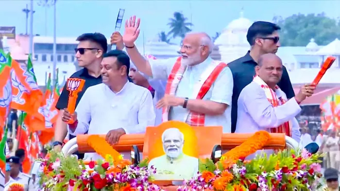 पुरी में रोड शो के दौरान पीएम मोदी