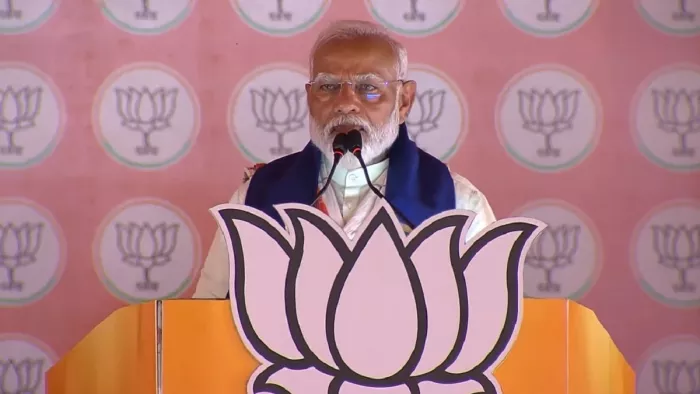कटक में जनसभा को संबोधित करते पीएम मोदी।