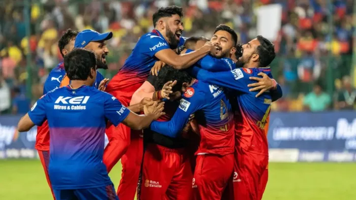 रॉयल चैलेंजर्स बेंगलुरु ने लगातार छह मैच जीतकर प्लेऑफ में जगह बनाई (Pic Credit - X)