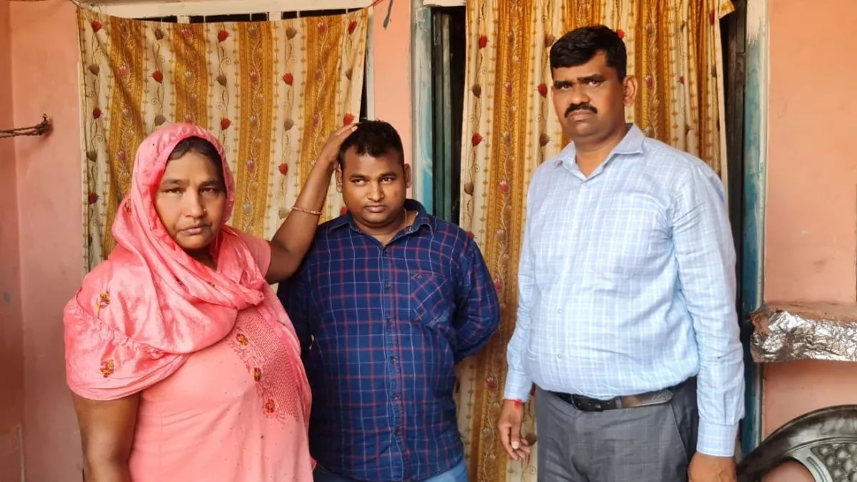 UP News: सात की उम्र में बिछुड़ा था बेटा, 22 वर्षों बाद मिला तो खुशी से फूट-फूटकर रोई मां, हरियाणा के एएसआई की मुहिम रंग लाई