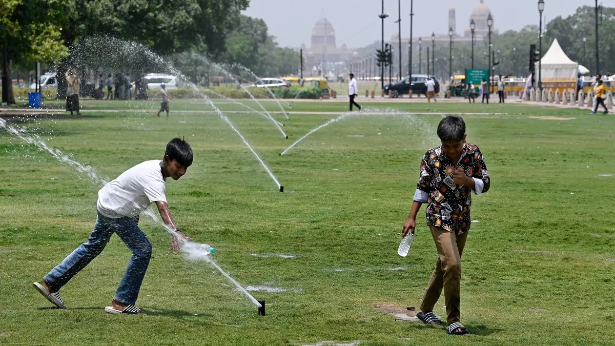 Heatwave in Delhi: भीषण गर्मी के चलते स्कूलों की छुट्टियों को लेकर दिल्ली सरकार का अहम आदेश