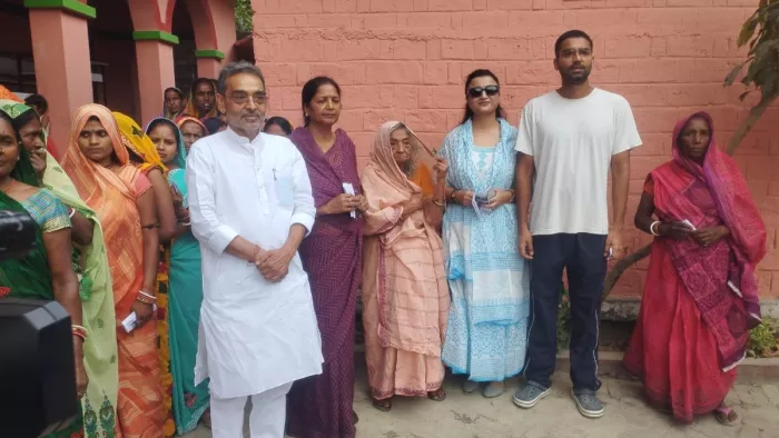 अपने परिवार के साथ मतदान करने पहुंचे पूर्व केंद्रीय मंत्री उपेंद्र कुशवाहा