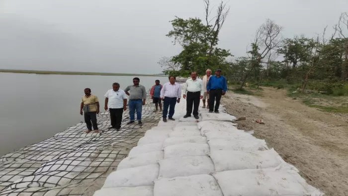 बाढ़ सुरक्षात्मक कार्य का जायजा लेते अभियंतागण। जागरण