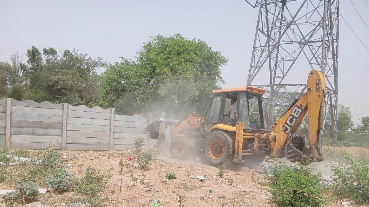 https://www.jagranimages.com/images/newimg/20052025/20_05_2025-bulldozer_action_38_23942158.jpg