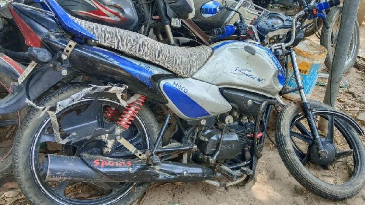 chandauli road accident two brothers killed by hit and run vehicle