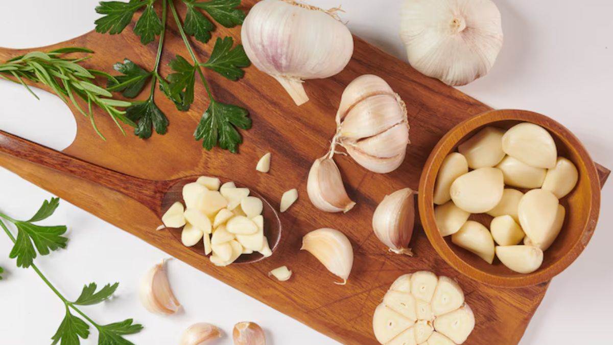 https://www.jagranimages.com/images/newimg/20052025/20_05_2025-garlic_peeling_hacks_23942349.jpg