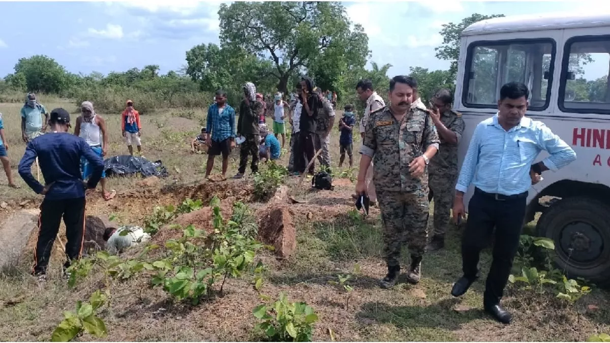 मुसाबनी में डायन के संदेह में 2 महिलाओं की हत्या कर दफनाया, 6 दिन बाद पुलिस ने कब्र खोदकर निकाला शव
