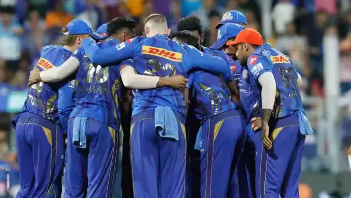 IPL 2025 Playoffs से पहले बदली MI की टीम