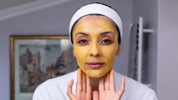 Multani Mitti के फेस पैक से टैनिंग को कहें बाय-बाय! (Image Source: Freepik)