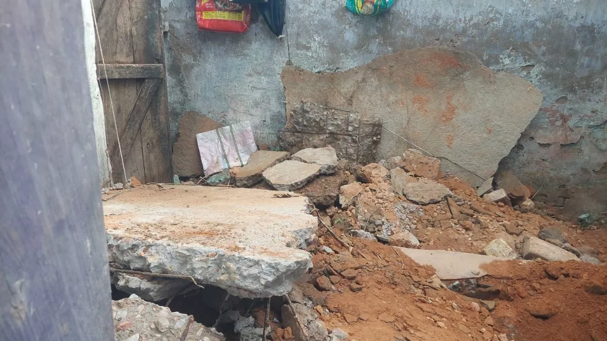 Muzaffarpur News: मुजफ्फरपुर में सरकारी आवास की गिरी छत, दबकर पीएचईडी कर्मी की मौत