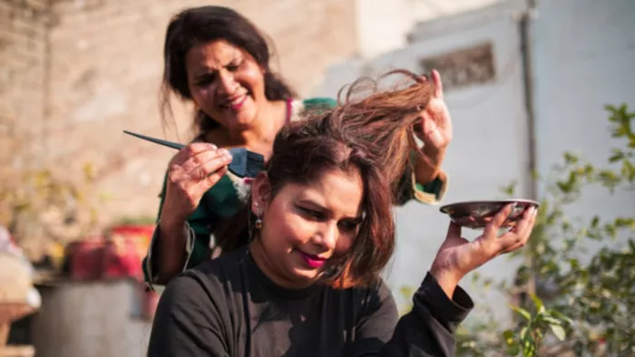 मेहंदी लगाने के बाद बाल हो जाते हैं नारंगी, तो इन 3 चीजों को मिक्स करके करें यूज (Image: X)