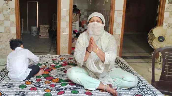 टांडा के आजाद नगर में पाकिस्तान को जासूसी करने के आरोपित शहजाद को बेकसूर बताती पत्नी रजिया। जागरण