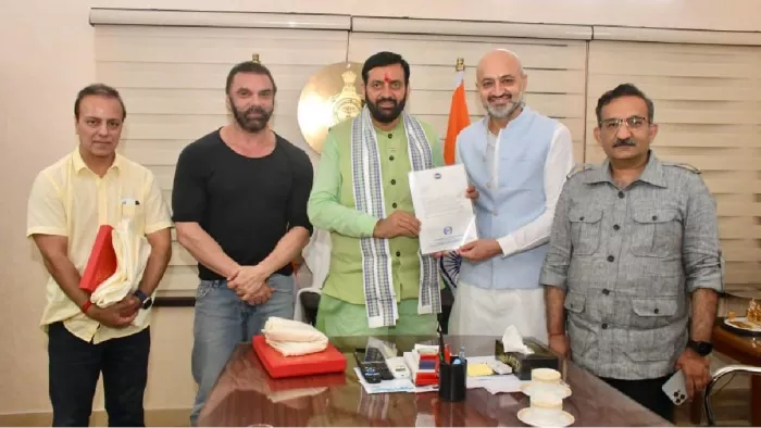 हरियाणा के मुख्यमंत्री नायब सिंह सैनी से मिलते हुए सोहेल खान, विक्रम चोपड़ा और करण गिल्होत्रा