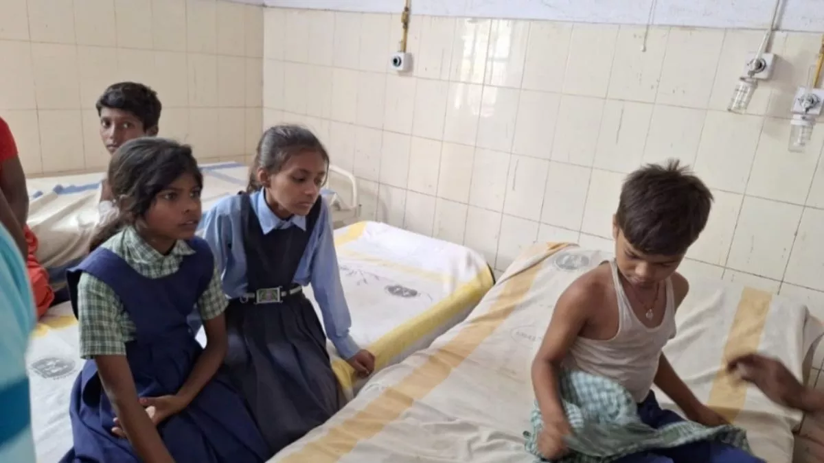 Bihar News: बिहार में अचानक क्लास में बेहोश होकर गिरने लगे बच्चे, मचा हड़कंप