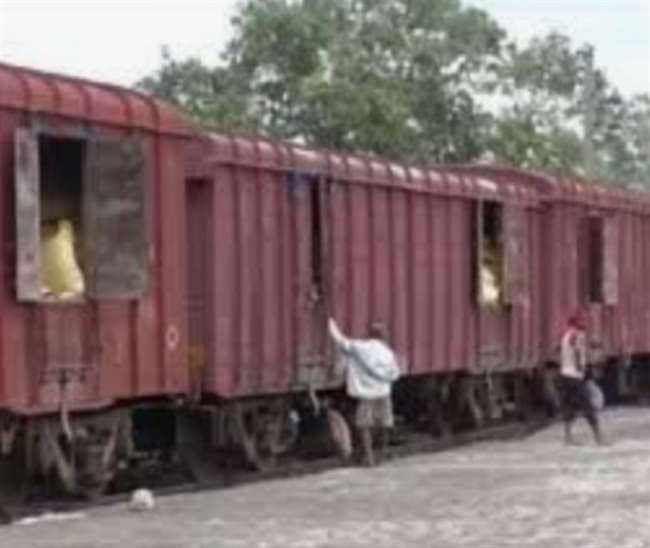 रविवार को मालगाड़ी के चालक दल को जान बचाने के लिए ट्रेन को खड़ी कर जंगल में भागना पड़ा।