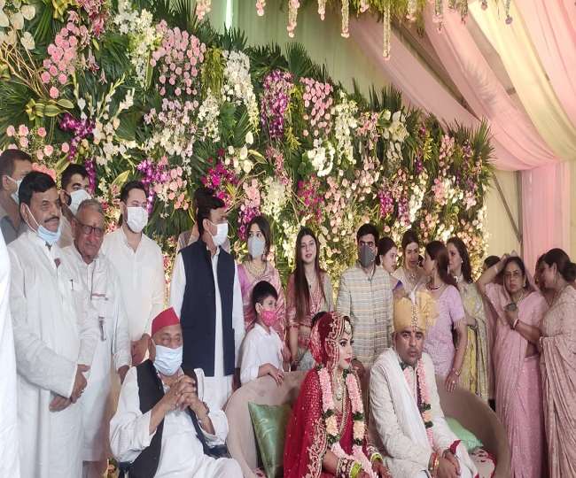 Akhilesh Yadav niece got married in saifai tejashwi yadav appear on wedding  stage with mulayam singh yadav and shivpal yadav