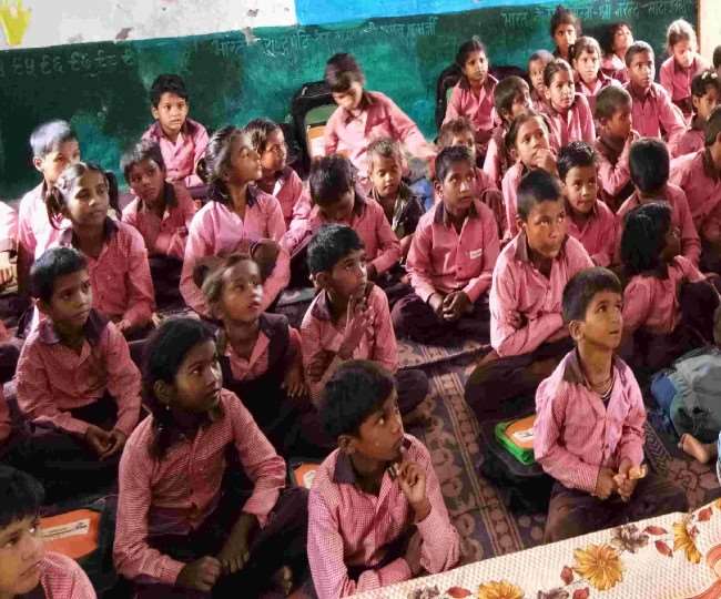 उत्तर प्रदेश के परिषदीय स्कूलों के बच्चों के आधार सत्यापन में छात्र-छात्राओं के फर्जी नामांकन की पोल खुल रही है।