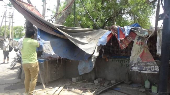 corporation team removed temporary encroachment from under dabra chowk bridge