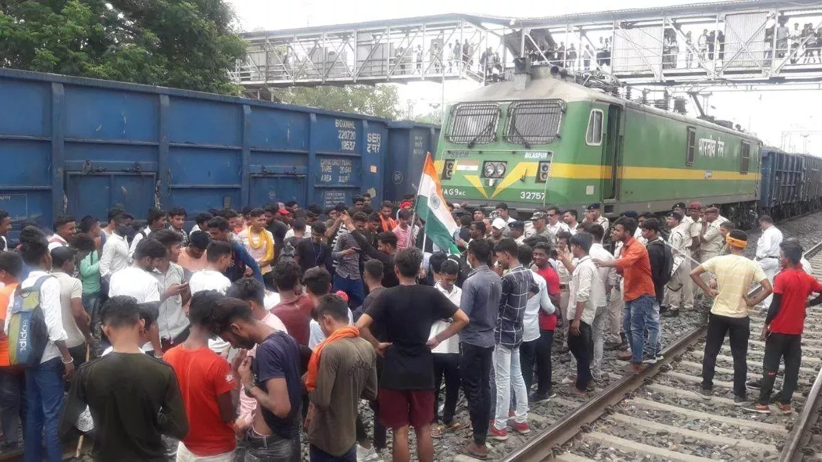 Agnipath Protest: देश में अग्निपथ योजना के खिलाफ हंगामा जारी, अब तक 491 ट्रेन सेवाएं प्रभावित, आज भारत बंद