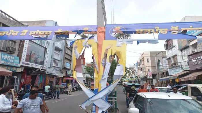 बरनाला में स्वागती गेट पर लगे केजरीवाल व सीएम भगवंत मान के फाड़े गए होर्डिंग्स। (जागरण)