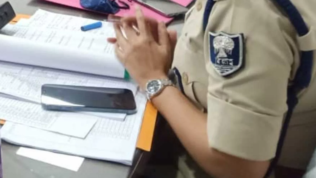 Bihar News : महिला सिपाही पर मुंशी ने डाली गंदी निगाहें, सोते समय की  छेड़खानी, पुलिस महकमे में हड़कंप - Bihar News: The scribe casts dirty eyes  on the female constable, molested