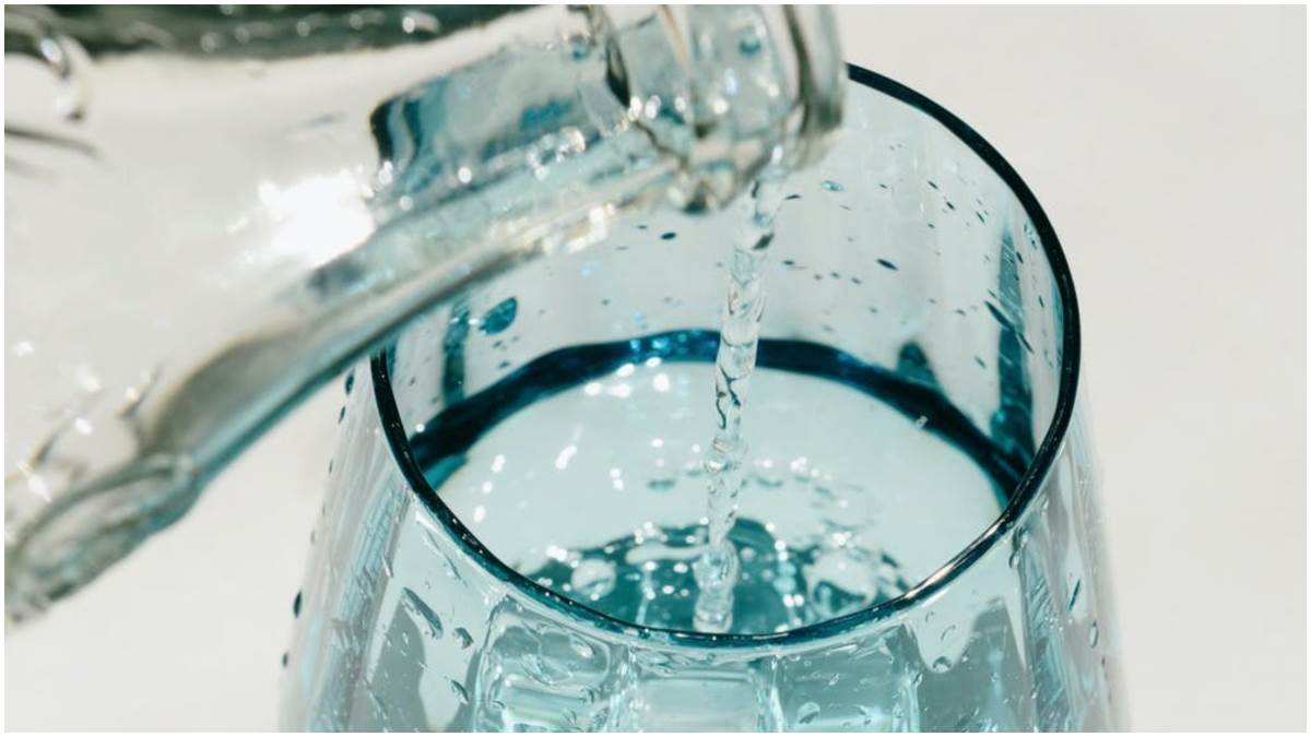 Cold Water Side Effects अगर आप भी गर्मियों में पीते हैं फ्रिज का ठंडा पानी, तो हो जाएं सावधान