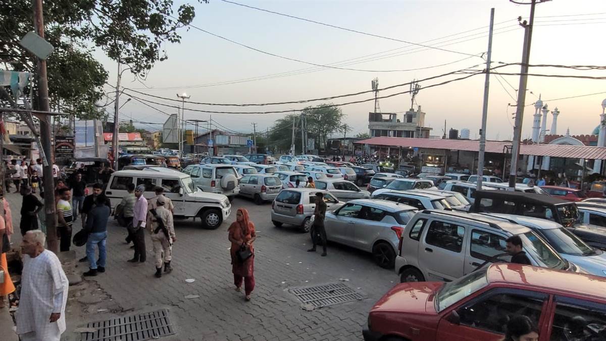 https://www.jagranimages.com/images/newimg/20062022/20_06_2022-parking_in_bagh_e_bahu_area_22820229.jpg