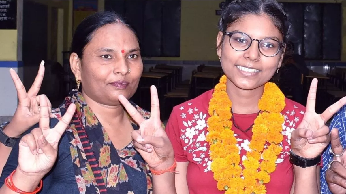 UP Board 10th Exam में प्रदेश की सेकेंड टॉपर संस्कृति ठाकुर की कहानी, मां के संघर्ष ने दिलाई सफलता
