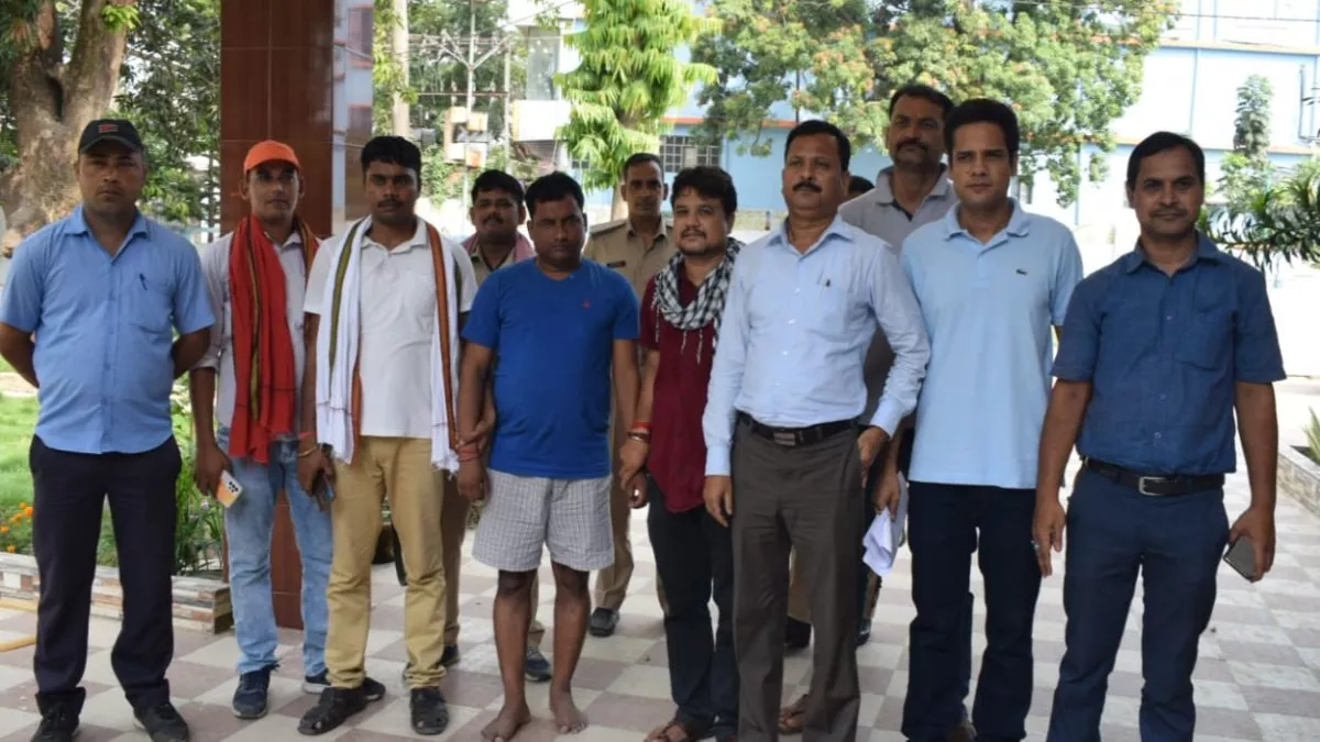 Sitamarhi News डुमरा के CO को आवास से खींचकर ले गई निगरानी टीम चप्पल पहनने  तक का नहीं मिला मौका - Dumra CO Chandrajeet Prakash arrested red handed  taking bribe by Surveillance