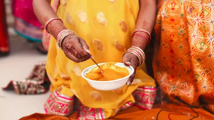 Haldi ki Rasam: जानें क्यों नई नवेली दुल्हन मुख्य द्वार पर लगाती है ...