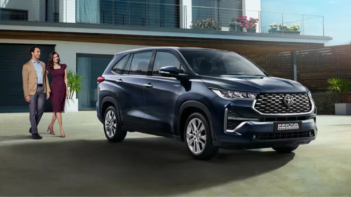 Toyota Innova Hycross को खरीदने के लिए कितना करना पड़ेगा इंतजार?
