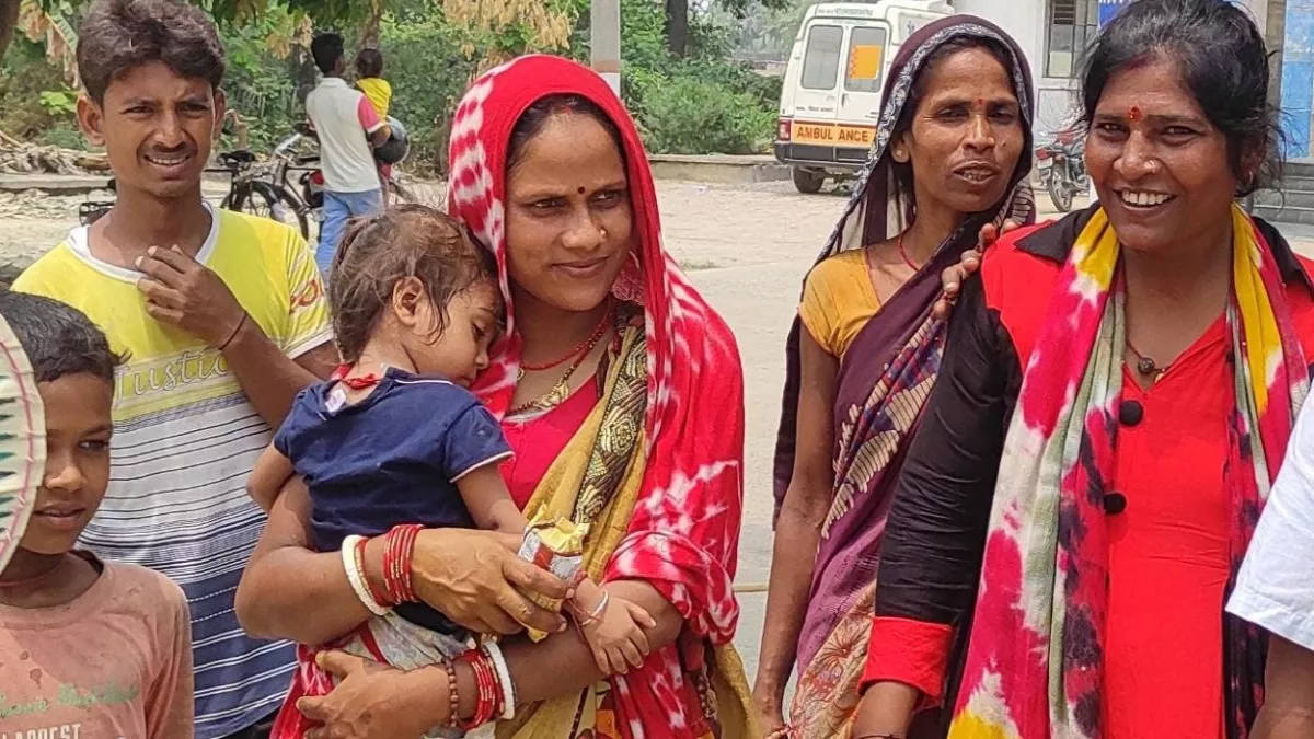 Samastipur News बच्ची को सीने से लगाकर मां ने बूढ़ी गंडक में लगाई छलांग  युवक ने मासूम को बचाया; महिला लापता - Woman jumped into the Budhi Gandak  River with Daughter in