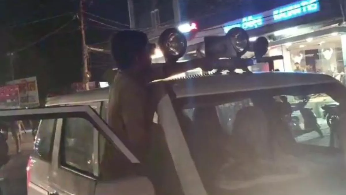 मजिस्ट्रेट की गाड़ी से पुलिस ने उतरवाई नीली बत्ती, SP ने एसएसआई व चौकी इंचार्ज को किया लाइन हाजिर