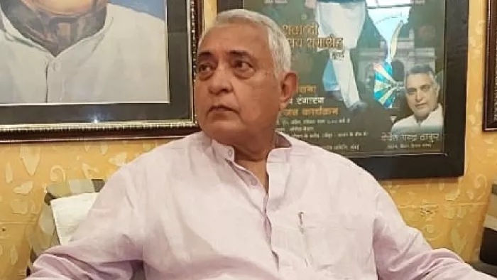 मीडिया से बात करते सीतामढ़ी लोकसभा सीट से चुने गए सांसद देवेश चंद्र ठाकुर।