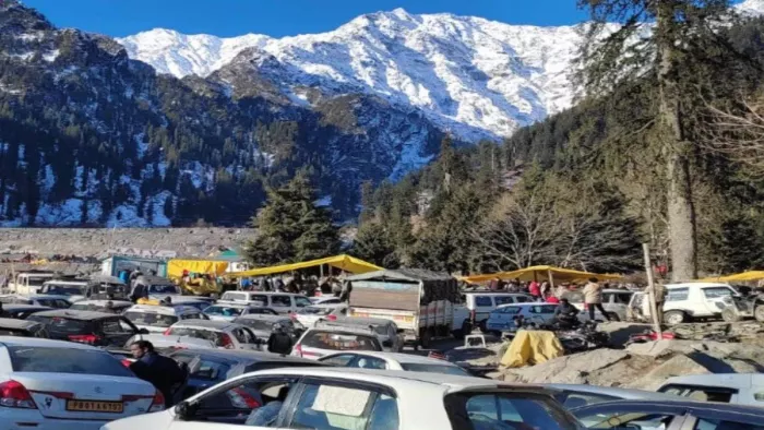 हिमाचल प्रदेश में घंटों इंतजार करने के बाद अपनी मंजिल पर पहुंच रहे पर्यटक
