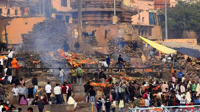 मणिकर्णिका घाट पर रखीं लकड़ियां व जलते शव। जागरण