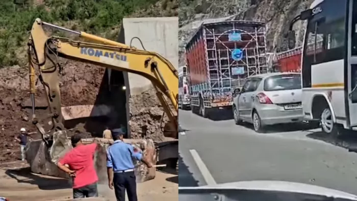 Jammu Landslide: रामबन में भूस्खलन, मलबा हटा रहा जेसीबी।