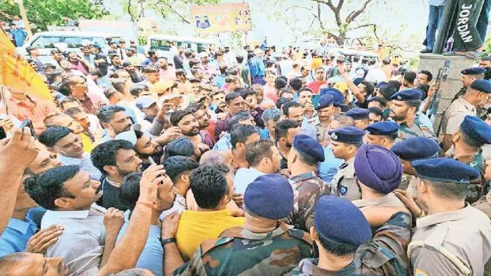 Himachal News: नाहन में हिंदू संगठनों का प्रदर्शन।