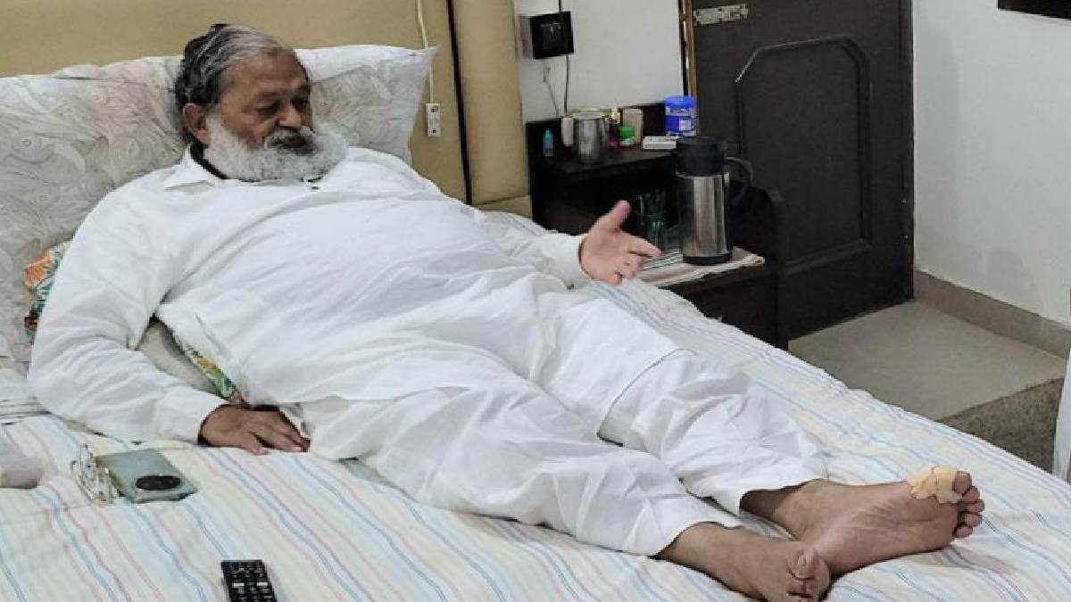 cabinet minister anil vij has a fracture in his leg doctor advises bed rest